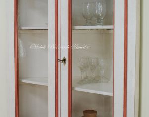 Vetrina angolare in legno massello laccata stile classico